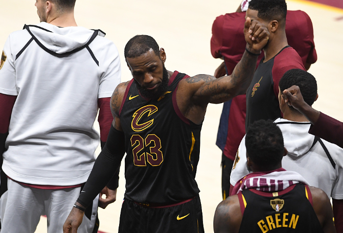 戈贝尔主动钻到恩比德裆部